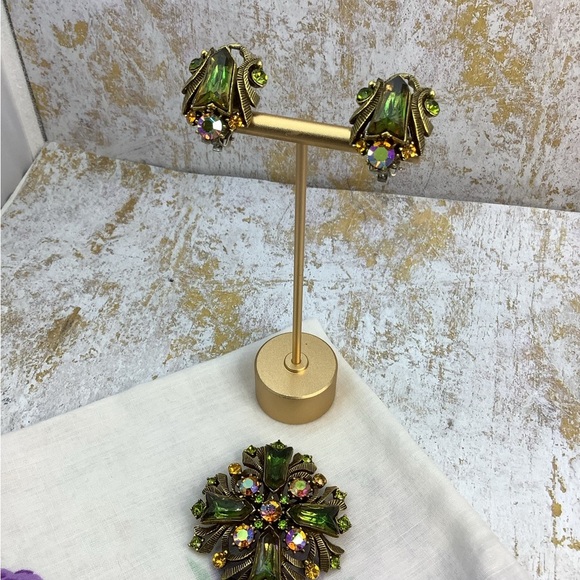 Vintage Florenza signed Green and Gold Brooch and Earring Set - Picture 5 of 9